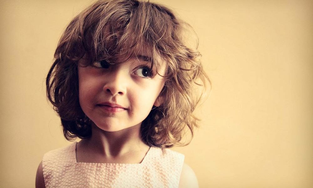 dziewczynka Grzebień usuwający wszy i gnidy