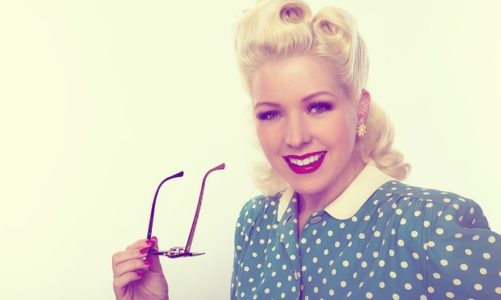 Jak dbać o oczy latem? Materiał prasowy z ekspertem