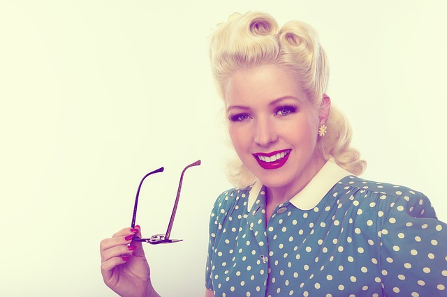 Jak dbać o oczy latem? Materiał prasowy z ekspertem