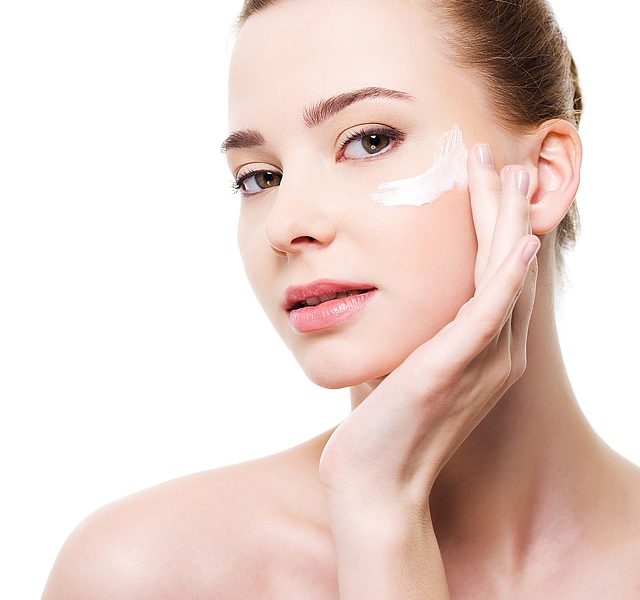 Krem, serum czy koncentrat? – jaka jest różnica między tymi kosmetykami i jak odpowiednio ich używać?