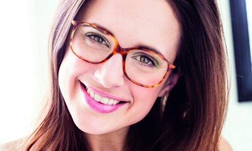 Praktyczne, modne i piękne, czyli jak dobrać okulary, żeby podkreślić urodę i skorygować niedoskonałości twarzy.