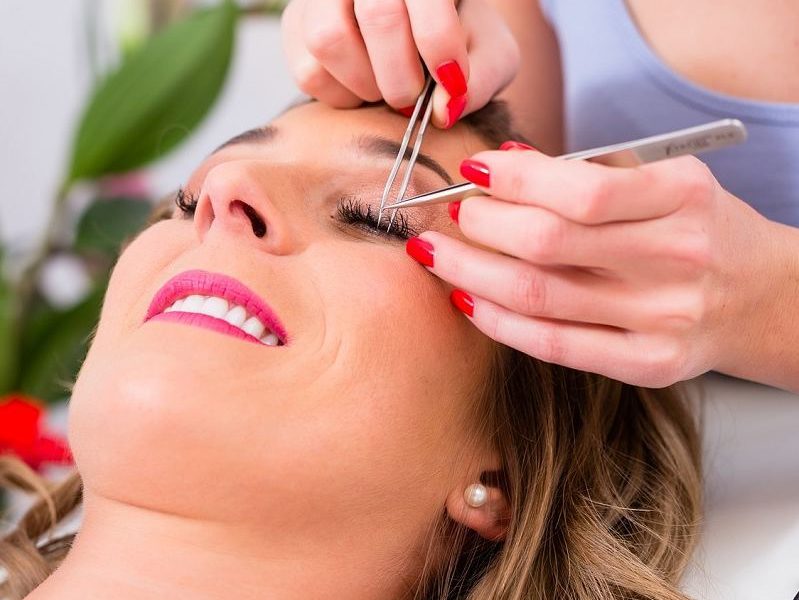 Jak odbudować rzęsy?