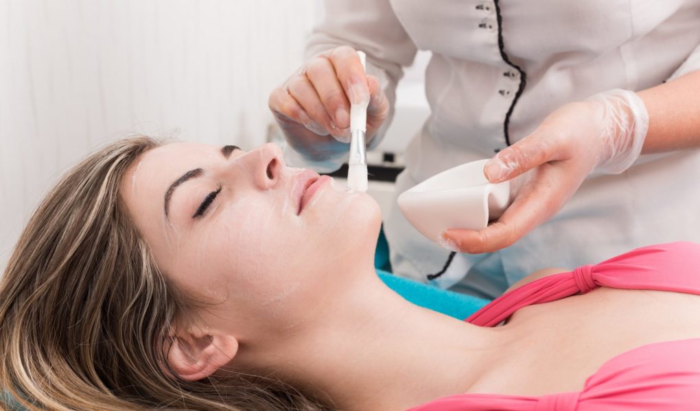 Skóra po lecie potrzebuje regeneracji! Jaki zabieg wybrać?