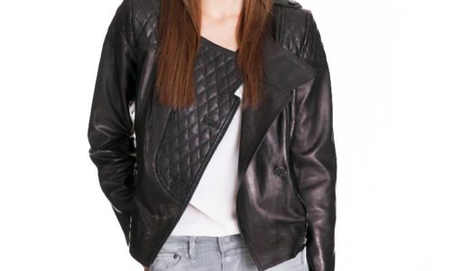 Krótka kurtka to idealne rozwiązanie na chłodniejsze letnie dni czy wakacyjne wieczory.