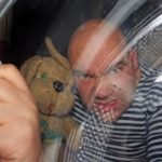 Co mężczyźni robią za kierownicą