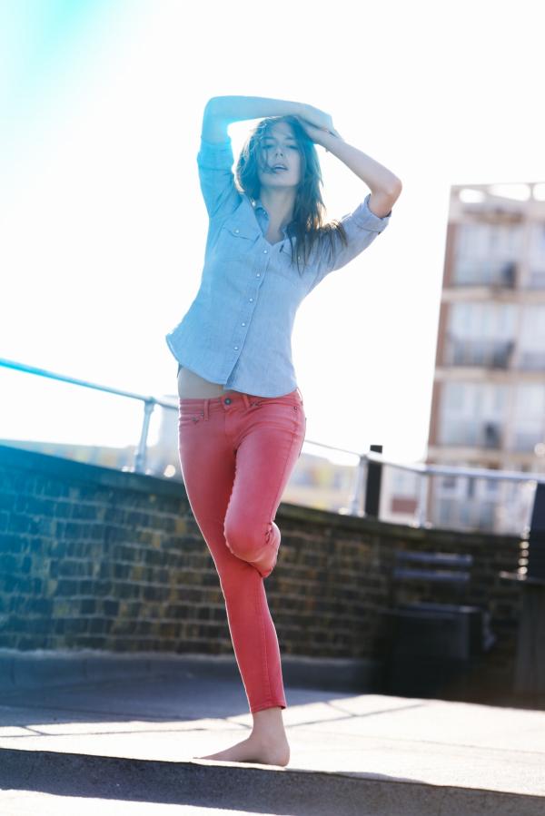 Levi’s(R)_Ankle_Skinny_CurveID_SH_12_141011_0066_300