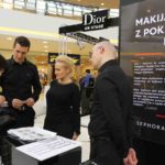 Sephora – Dior Backstage Stories – powitanie Króluje atmosfera backstage, ta znana zza kulis, co dodatkowo sprzyja przekazywaniu wiedzy na temat technik makijażu i najnowszych trendów