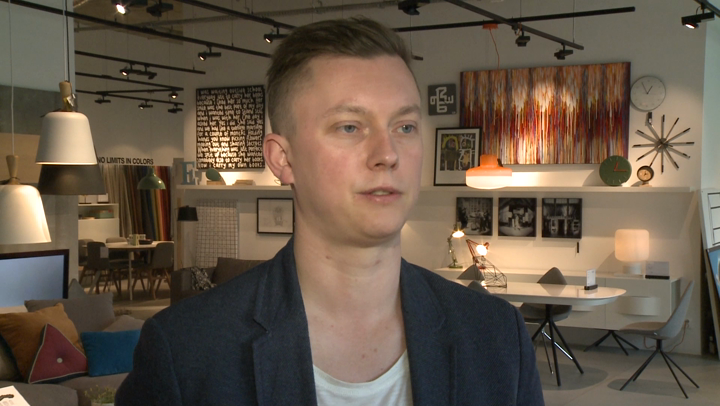 Dodatki do sof idealne do małych pomieszczeń. Dzięki nim meble są wielofunkcyjne
