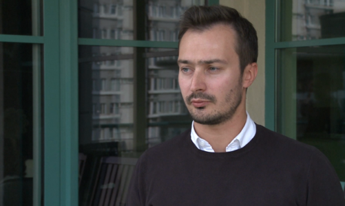 Mobilne aplikacje ułatwiają planowanie podróży i sam wyjazd, mogą też zabezpieczyć samochód