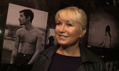 Moda na dżinsowe kurtki i spodnie przerobione według własnych upodobań