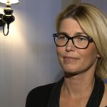 Styliści fryzur proponują w tym sezonie włosy naturalne, zmierzwione i kręcone w odcieniach blondu i rudości