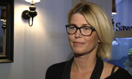 Styliści fryzur proponują w tym sezonie włosy naturalne, zmierzwione i kręcone w odcieniach blondu i rudości