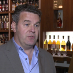 Rozcieńczanie whisky wodą źródlaną wydobywa bogactwo smaków szkockiego trunku i łagodzi jego ostry smak