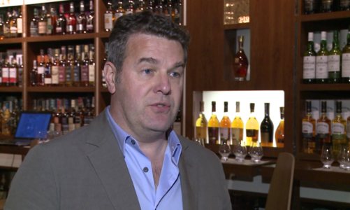 Rozcieńczanie whisky wodą źródlaną wydobywa bogactwo smaków szkockiego trunku i łagodzi jego ostry smak