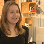 Miłośniczki sportowego obuwia jesienią powinny wybrać sneakersy ozdobione punkowymi ćwiekami lub motywami znanymi z popkultury