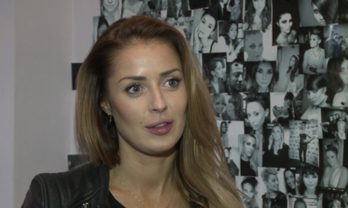 Do modelowania twarzy powinno się używać bronzera lub różu w odcieniu terakoty