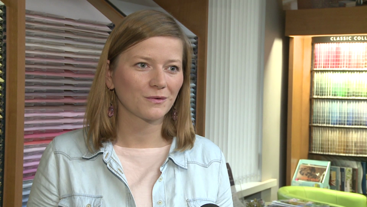 Kolory nowych farb do wnętrz zmieniają się zależnie od pory dnia i rodzaju światła w pomieszczeniu
