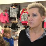 Popularność zyskują podobne ubrania dla mam i córek. Takie stylizacje uwielbiają też gwiazdy