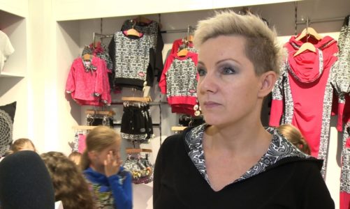 Popularność zyskują podobne ubrania dla mam i córek. Takie stylizacje uwielbiają też gwiazdy