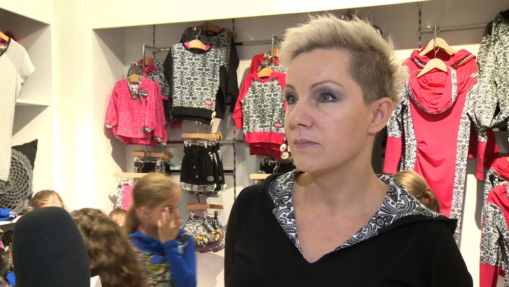 Popularność zyskują podobne ubrania dla mam i córek. Takie stylizacje uwielbiają też gwiazdy