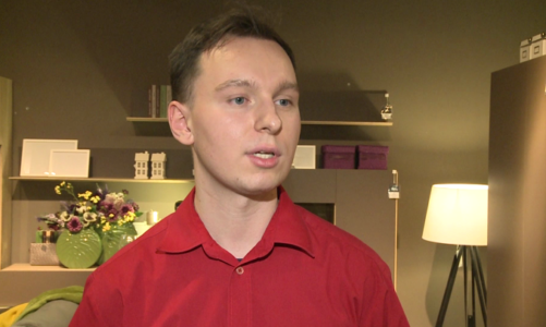 W tym sezonie we wnętrzach królują białe komody na wysoki połysk