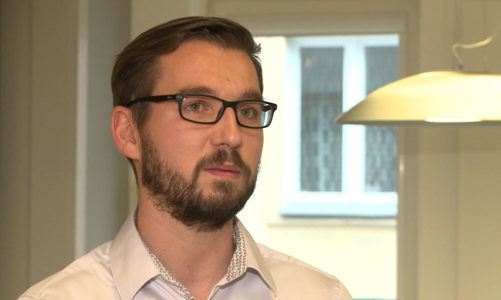 Darmowe aplikacje na smartfony i tablety pozwalają tak wytyczyć trasę podróży, by ominąć korki, wypadki i kontrole drogowe