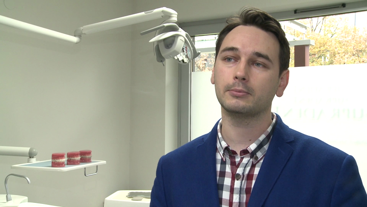 Polacy chętnie wybielają zęby, bo ceny zabiegów są niższe niż kilka lat temu