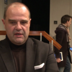 Cezary Ĺťak o podwójnej roli reżysera i aktora w spektaklu „Złodziej „: było bardzo twórczo, ale i ostro