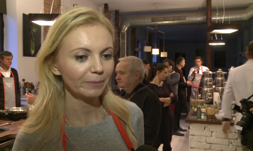Olga Borys wcieliła się w postać Mrs. Robinson. Chciała pomóc początkującemu modelowi