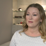 Szare smoky eyes i intensywnie czerwone usta to najważniejszy trend w makijażu w sezonie zimowym