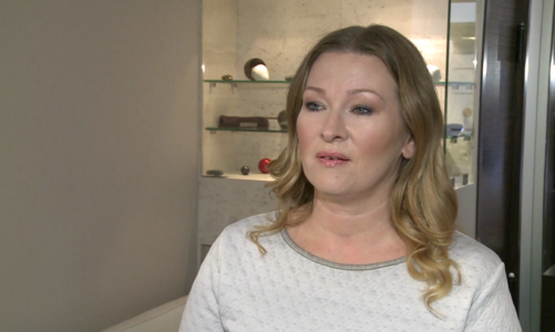 Szare smoky eyes i intensywnie czerwone usta to najważniejszy trend w makijażu w sezonie zimowym