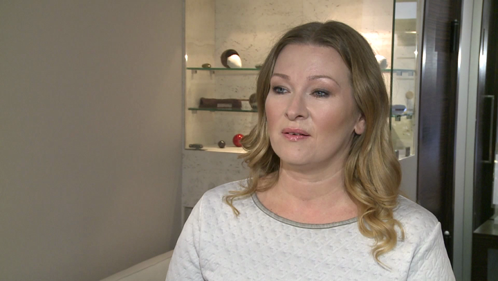 Szare smoky eyes i intensywnie czerwone usta to najważniejszy trend w makijażu w sezonie zimowym