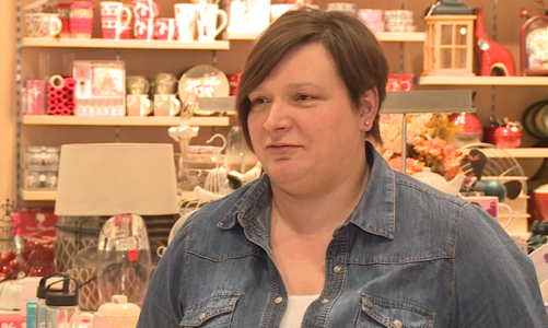 Własnoręcznie zrobione stroiki ze świeżych sosnowych gałązek lub kolorowe lampki w oknach nadadzą mieszkaniu świąteczną atmosferę