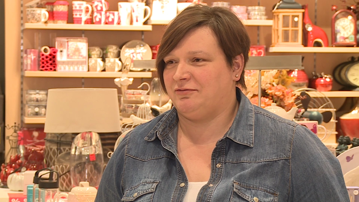 Własnoręcznie zrobione stroiki ze świeżych sosnowych gałązek lub kolorowe lampki w oknach nadadzą mieszkaniu świąteczną atmosferę