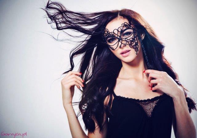 Top Model w sesji zdjęciowej akcji charytatywnej „Biżuteria dla WO ŚP „