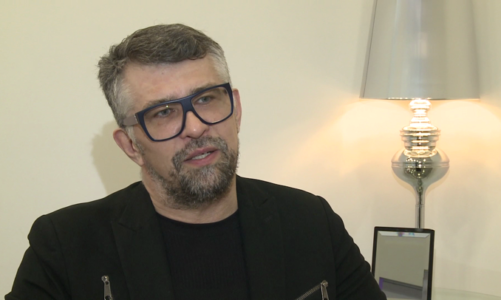 Zabieg powiększania ust nie tylko zwiększa objętość warg, lecz także odmładza ich okolice