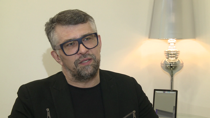 Zabieg powiększania ust nie tylko zwiększa objętość warg, lecz także odmładza ich okolice