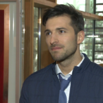 Rafał Maślak kupił prezenty dla swoich konkurentów w konkursie Mister International. Ma to pomóc przełamać lody