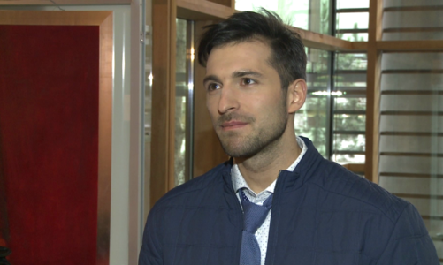 Rafał Maślak kupił prezenty dla swoich konkurentów w konkursie Mister International. Ma to pomóc przełamać lody