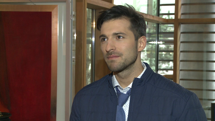 Rafał Maślak kupił prezenty dla swoich konkurentów w konkursie Mister International. Ma to pomóc przełamać lody