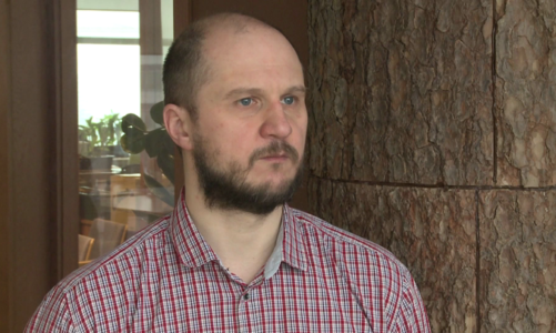 80 proc. psów powyżej trzeciego roku życia cierpi z powodu chorób przyzębia. Ich rozwojowi sprzyja przygotowywana w domu miękka karma