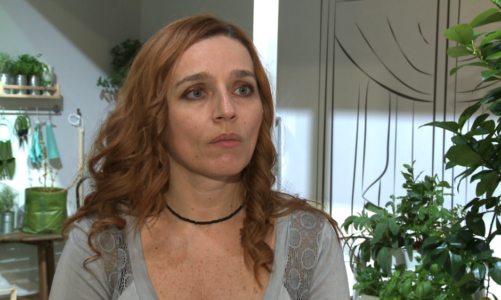 Piękny balkon to nie tylko kwiaty. Przytulną atmosferą stworzą także oryginalne donice i kolorowe poduszki