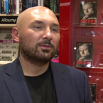 Patryk Vega poznał pracę policjantów od podszewki. Najpierw opowiadał o niej w filmach, teraz napisał książkę