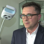 Niechciany tatuaż można całkowicie usunąć za pomocą lasera. Zabieg trzeba jednak powtarzać kilkakrotnie