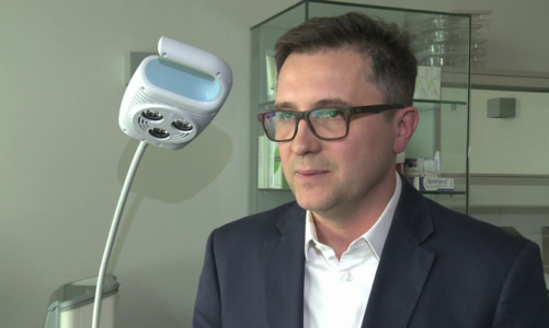 Niechciany tatuaż można całkowicie usunąć za pomocą lasera. Zabieg trzeba jednak powtarzać kilkakrotnie