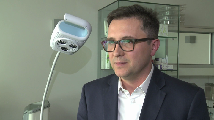Niechciany tatuaż można całkowicie usunąć za pomocą lasera. Zabieg trzeba jednak powtarzać kilkakrotnie