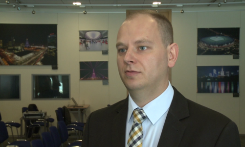 Bilety kolejowe i autobusowe coraz częściej kupowane przez internet. Podróżnych przyciągają promocje cenowe