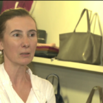 Wykonanie torby skórzanej na zamówienie kosztuje co najmniej kilkaset złotych. Jej cena zależy od jakości skóry i dodatków