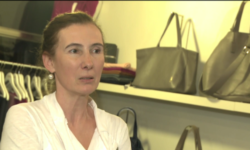Wykonanie torby skórzanej na zamówienie kosztuje co najmniej kilkaset złotych. Jej cena zależy od jakości skóry i dodatków