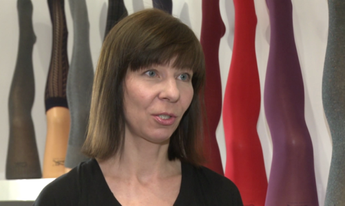 W upalne dni najlepiej sprawdzają się cienkie i chłodzące rajstopy. Powraca też moda na skarpetki i podkolanówki